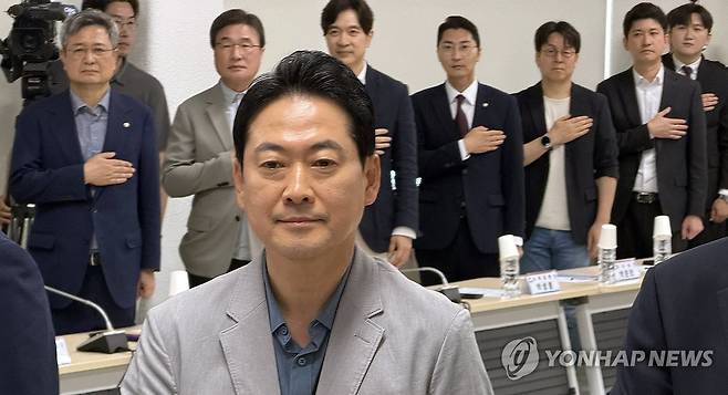 '참정권 박탈 사태' 부산 간담회 찾은 장동혁 (부산=연합뉴스) 김선호 기자 = 국민의힘 장동혁 대표가 12일 오후 국민의힘 부산시당에서 열린 '6·3 참정권 박탈 사태 부산·경남권 청년·대학생 현장 간담회'에 참석해 국기에 대한 경례를 하고 있다. 2026.7.12 wink@yna.co.kr