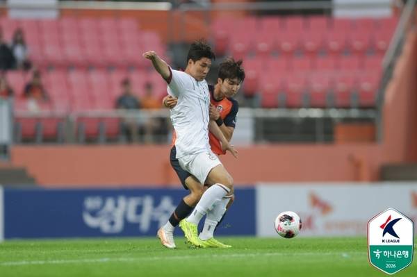 대전하나시티즌 주민규와 제주SK FC 권기민이 지난 12일 제주월드컵경기장에서 열린 '하나은행 K리그1 2026' 17라운드 경기에서 경합하고 있다. 한국프로축구연맹 제공