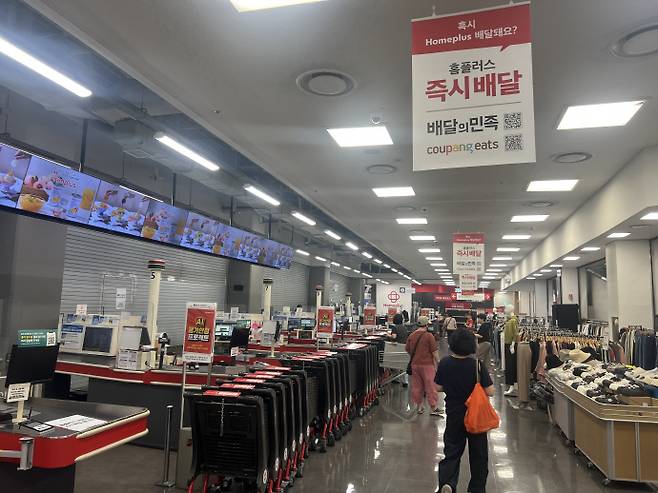 13일 오전 11시 전남광주 북구 홈플러스 동광주점을 찾은 손님들이 문이 굳게 닫혀 있는 마트 입구와 임대 매장을 바라보고 있다. /박건우 기자