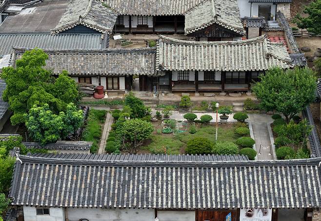 최부자 3대 최국선이 궁중에서 익힌 비법으로 술을 빚기 시작한 교동법주 가옥 전경. /이용선기자