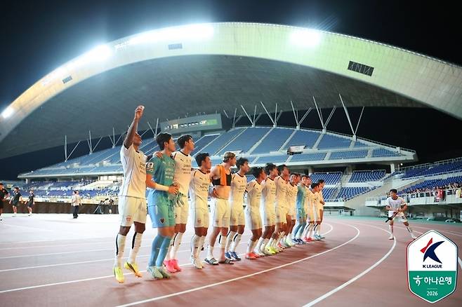 포항 선수들이 11일 광주전에서 승리한 뒤 단체 세리머니를 펼치고 있다. 사진 | 한국프로축구연맹