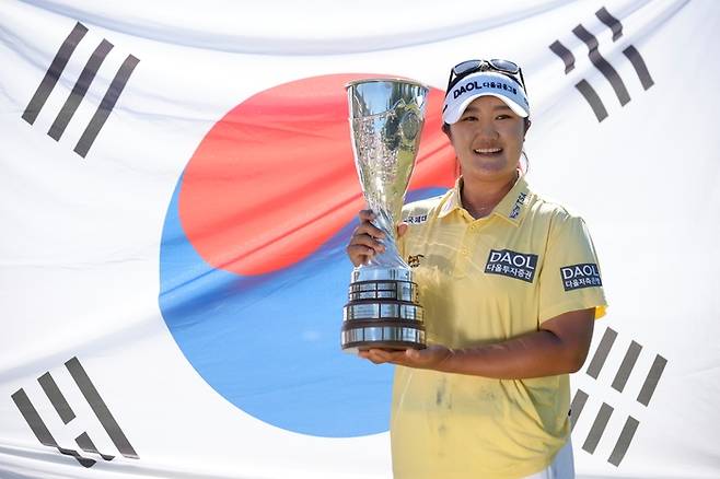유해란이 13일(한국시간) 에비앙 리조트 골프클럽에서 열린 LPGA투어 시즌 네 번째 메이저대회 아문디 에비앙챔피언십에서 우승한 뒤 태극기를 배경으로 포즈를 취하고 있다. 사진 | AP=연합뉴스