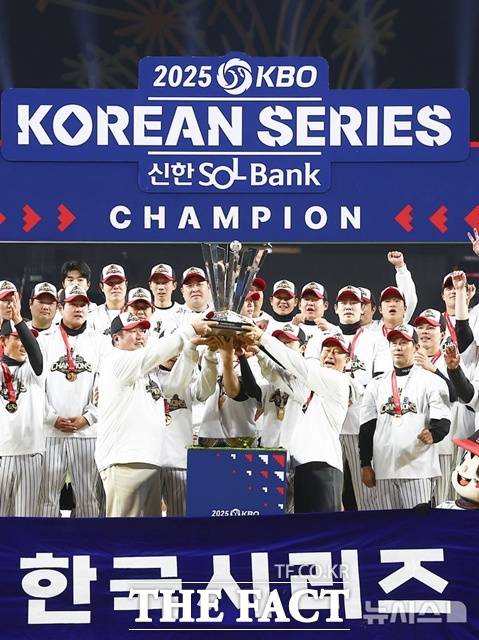 2026시즌 최대 관심사는 LG 트윈스의 한국시리즈 2연패다. LG는 주전들의 부상과 부진의 어려운 여건 속에서도 삼성 라이온즈에 승차 없이 2위로 전반기를 마쳤다. 후반기엔 더욱 힘겨운 여정이 기다리고 있다. /뉴시스