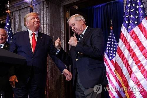 도널드 트럼프(왼쪽) 미국 대통령과 린지 그레이엄 미 상원의원. 로이터 연합뉴스