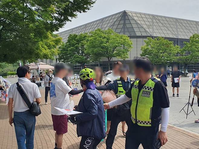 지난 22일 다른 집회 참가자와 다투는 김씨를 경찰이 말리고 있다. 사진=최승한 기자