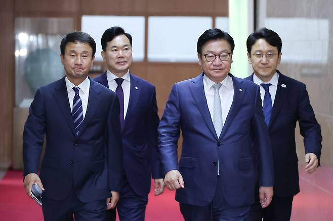 한병도 더불어민주당 당대표 직무대행 겸 원내대표와 정점식 국민의힘 원내대표가 9일 서울 여의도 국회에서 열린 국회의장 주재 여야 원내대표 회동을 마친 후 의장실을 나서고 있다. [뉴스1]