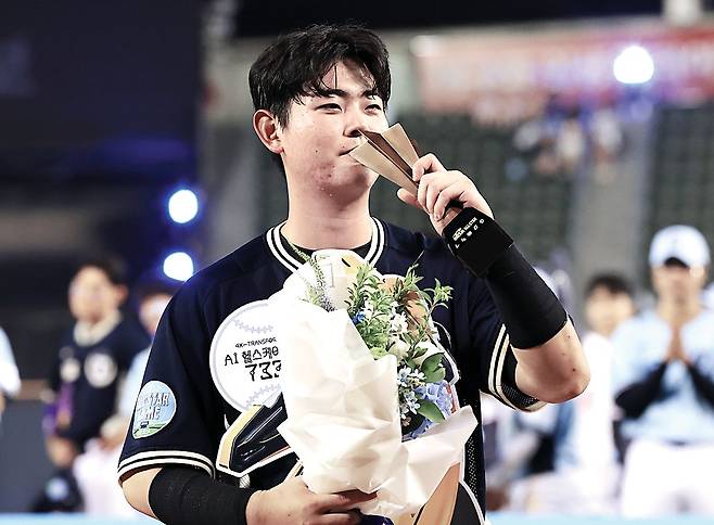 지난 11일 서울 잠실구장에서 열린 2026 KBO리그 올스타전에서 최우수선수(MVP) ‘미스터 올스타’로 선정된 한화 이글스 포수 허인서가 트로피에 입을 맞추고 있다. 연합뉴스