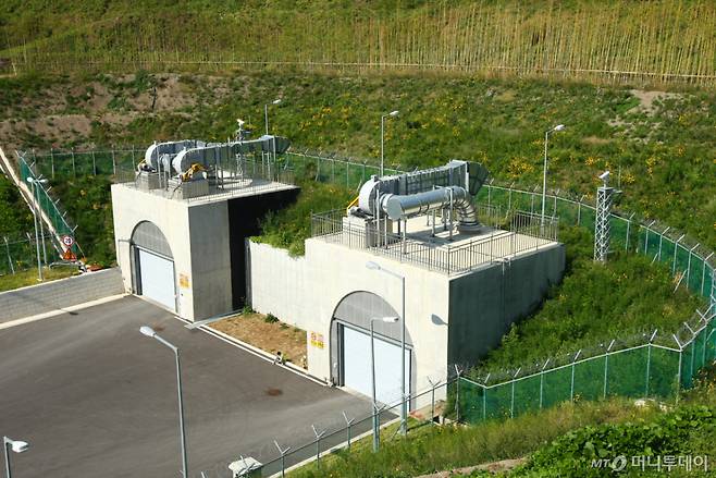 한국원자력환경공단이 운영하는 경주 방폐장의 운영동굴과 건설동굴 입구.  /사진 제공=한국원자력환경공단