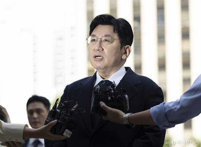 방시혁 하이브 의장이 지난해 9월 15일 오전 서울 마포구 서울경찰청 광역수사단 금융범죄수사대에서 조사를 받기 위해 출석하기 전 취재진 질문에 답하고 있다.   방 의장은 하이브 상장 전인 2019년 기존 하이브 투자자들에게 기업공개(IPO) 계획이 없다고 한 뒤 자신과 관계있는 사모펀드가 설립한 특수목적법인(SPC)에 지분을 팔도록 한 혐의를 받는다. /사진=뉴시스