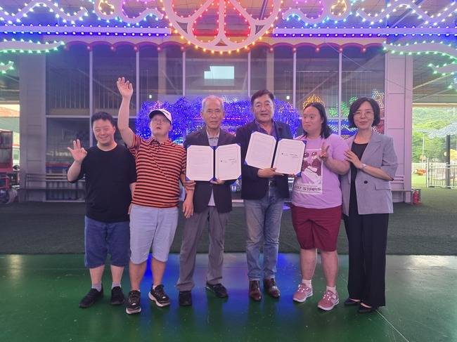 Actor Lim Chae-moo, CEO of Duri Land, has been appointed as the official ambassador for the Down Syndrome Welfare Center and has begun activities aimed at expanding cultural participation opportunities for people with developmental disabilities and improving public awareness of disabilities. This agreement was established to create an inclusive society where people with and without disabilities can live together harmoniously.CEO Lim Chae-moo stated that he hopes Duri Land will become more than just a space that gives children dreams—he wants it to be a place that brings hope to people with developmental disabilities as well. He expressed his determination to help break down the barriers between people with and without disabilities and build a society where everyone can laugh together.Shin Myeong-jin, Director of the Down Welfare Center, emphasized that together with Ambassador Lim Chae-mu, they would spread warmth and hope for people with disabilities within the local community. Meanwhile, Lim Chae-mu continues his steady social contribution activities despite the management challenges he faces while operating Duri Land in Yangju, Gyeonggi Province.