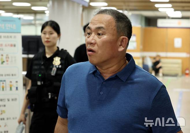 [서울=뉴시스] 박영태 기자 = '무상 여론조사 관련 정치자금법 위반 혐의'를 받는 정치브로커 명태균이 13일 오후 서울 서초구 중앙지법에서 열린 선고기일에 출석하고 있다. 2026.07.13. since1999@newsis.com