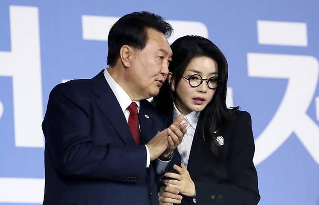 [목포=뉴시스] 전신 기자 = 정치브로커 명태균씨로부터 무상 여론조사를 제공받은 혐의로 재판에 넘겨진 윤석열 전 대통령이 1심에서 징역 2년의 실형을 선고받았다. 사진은 윤 전 대통령과 부인 김건희 여사가 2023년 10월 13일 전남 목포종합경기장에서 열린 제104회 전국체육대회 개회식에서 대화하는 모습. (사진=뉴시스DB) 2026.07.13. photo1006@newsis.com *재판매 및 DB 금지