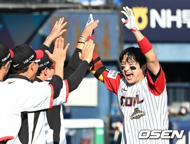 [OSEN=잠실, 이대선 기자] 프로야구 LG 트윈스는 24일 서울 잠실구장에서 열린 2026 KBO리그 키움 히어로즈와&nbsp;경기에서 6-4 끝내기로 승리했다. 3-4로 뒤진 9회말 2사 1,2루에서 LG 박해민이 끝내기 홈런을 치고 환호하고 있다. 2026.05.24 /sunday@osen.co.kr