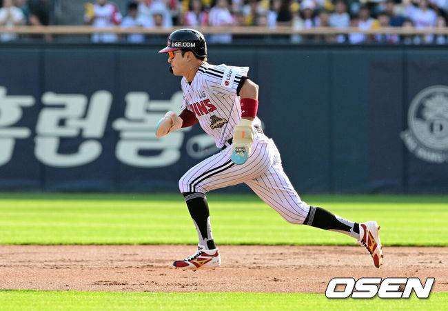 [OSEN=지형준 기자] 13일 서울 잠실야구장에서 2026 신한 SOL KBO리그 LG 트윈스와 롯데 자이언츠의 경기가 열렸다.  1회말 무사 1,3루에서 LG 박해민이 2루 도루에 성공하고 있다. 박해민은 KBO 최초 13시즌 연속 20도루 기록을 달성했다. 2026.06.13&nbsp;/ jpnews@osen.co.kr