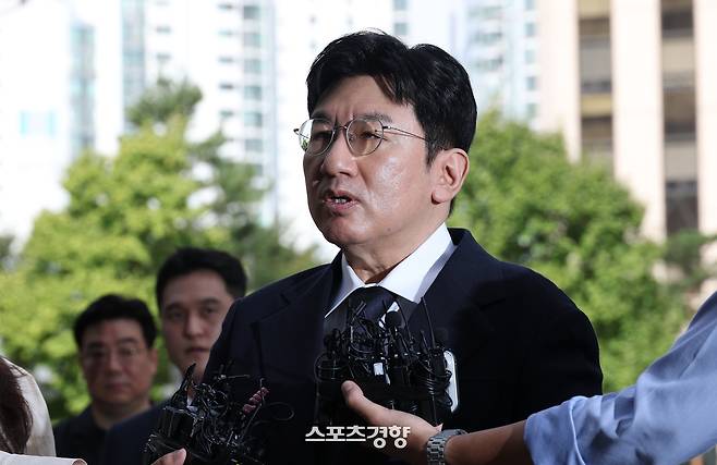 방시혁 하이브 의장이 지난해 9월 자본시장법 위반 혐의(사기적 부정거래) 관련 조사를 받기 위해 마포구 서울경찰청 금융범죄수사대에 출석하고 있다. 권도현 기자