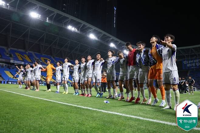 인천 유나이티드전을 승리한 뒤 팬들 앞에서 세리머니하는 FC안양 선수들.   프로축구연맹 제공