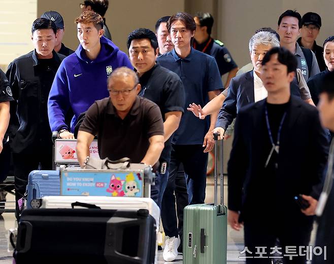 북중미 월드컵 탈락 후 귀국하는 홍명보 감독 / 사진=DB