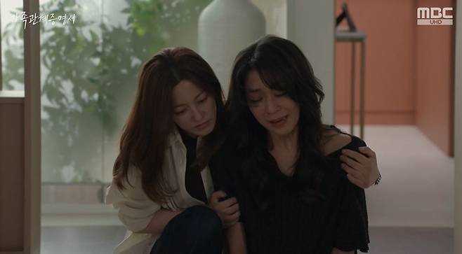 In the MBC daily drama *Family Relationship Certificate*, Cha Min-ki offered a heartfelt apology to Noh Young-ju, played by Im Ji-eun, for his past infidelity before ultimately passing away. Noh Young-ju, who was by Cha Min-kis side as he passed away, shed tears as they shared a final moment of reconciliation, while Na Ji-ni, who arrived too late, wept uncontrollably upon hearing the news of her fathers death.In the drama, Na Se-ri shocked her daughter, Na Ji-ni, by fixating on financial issues even while Cha Min-ki was battling his illness. Na Ji-ni could not hide her heartbreak as she watched her mother, Na Se-ri, fail to understand her fathers true feelings and instead only voice resentment.Meanwhile, Lim Ji-hoo became conflicted after learning of the existence of the social media account run by Do Do-hee. Lim Ji-hoo reacted coldly toward Do Do-hee, demanding that she be honest about their relationship.