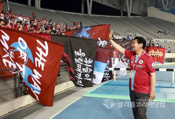 이상일 용인FC 구단주의 축구 사랑... 도시를 바꾸는 자주색 물결...사진은 이상일 용인FC 구단주가 팬들에게 인사하는 모습.2026.7.11.(사진=김경수 기자/ 발리볼코리아닷컴)