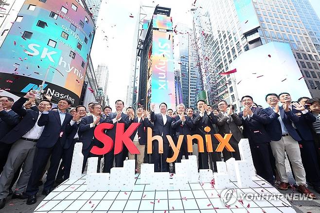 나스닥 ADR 거래 개시 알리는 SK하이닉스 (서울=연합뉴스) 최태원 SK그룹 회장, 곽노정 SK하이닉스 CEO 등 주요 경영진이 SK하이닉스가 나스닥 ADR 거래를 개시된 10일(현지시간) 미국 뉴욕 타임스퀘어 나스닥 타워 앞에서 기념 촬영을 하고 있다. 2026.7.11 [나스닥 제공. 재판매 및 DB 금지] photo@yna.co.kr