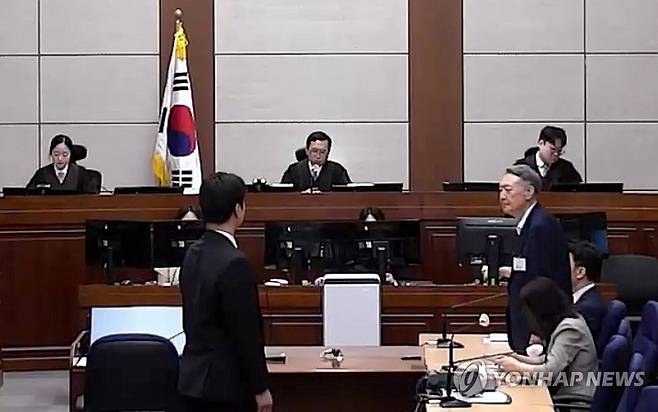 '명태균 여론조사 수수' 윤석열 징역 2년 선고 (서울=연합뉴스) 정치 브로커 명태균씨로부터 여론조사를 무상으로 받은 혐의로 기소된 윤석열 전 대통령이 13일 서초구 서울중앙지방법원에서 열린 1심 선고공판에서 선고 내용을 듣고 있다. 
    서울중앙지법 형사합의33부(이진관 부장판사)는 이날 정치자금법 위반 혐의로 재판에 넘겨진 윤 전 대통령에게 징역 2년에 추징금 1천396만여원을 선고했다. 2026.7.13 [서울중앙지법 제공. 재판매 및 DB 금지] photo@yna.co.kr