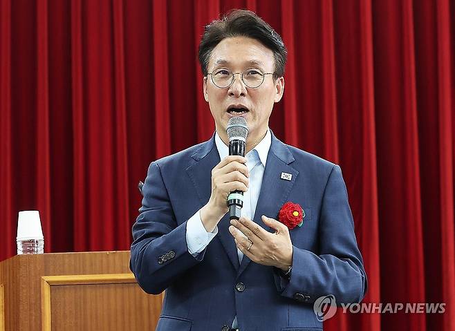 인사말 하는 김민석 전 총리 (성남=연합뉴스) 홍기원 기자 = 더불어민주당 당 대표 경선에 출마한 김민석 전 국무총리가 13일 경기도 성남시 분당구 새마을운동중앙연수원에서 열린 민주당 전국 시·도 노인위원장 워크숍에서 인사말을 하고 있다. 2026.7.13 xanadu@yna.co.kr