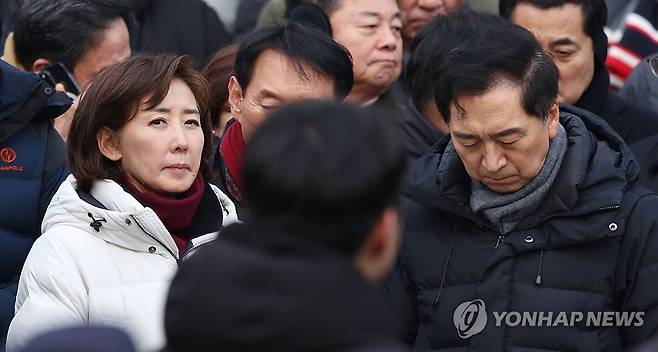 관저 앞 국민의힘 의원들 [연합뉴스 자료사진]