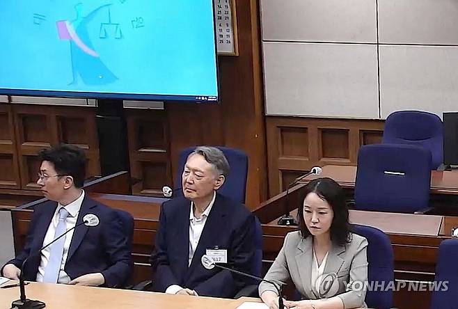 '명태균 여론조사 수수' 윤석열 징역 2년 선고 (서울=연합뉴스) 정치 브로커 명태균씨로부터 여론조사를 무상으로 받은 혐의로 기소된 윤석열 전 대통령이 13일 서초구 서울중앙지방법원에서 열린 1심 선고공판에 출석하고 있다. 2026.7.13 [서울중앙지법 제공. 재판매 및 DB 금지] photo@yna.co.kr