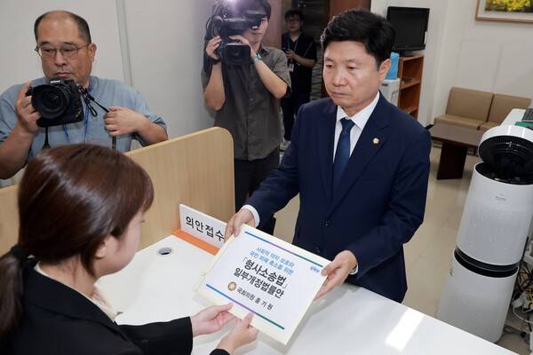 홍기원 더불어민주당 의원이 14일 국회 의안과에 검찰의 예외적 보완수사권을 허용하는 형사소송법 개정안을 제출하고 있다. 연합뉴스