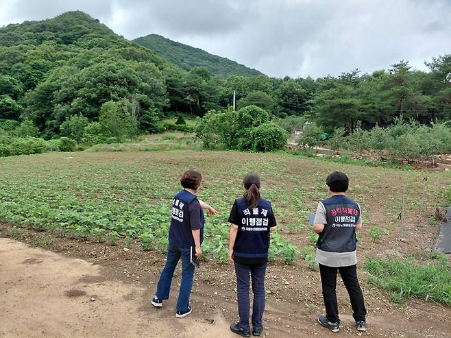 ▲ 국립농산물품질관리원 문경사무소가 9월 30일까지 문경지역 기본형 공익직불금 신청 농업인을 대상으로 농지 형상 유지와 영농폐기물 관리 등 공익직불제 준수사항 이행 여부에 대한 현장점검을 실시한다.
