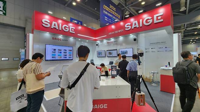 세이지 부스 현장. 산업용 AI 기업 세이지가 전시한 ‘세이지 세이프티(SAIGE SAFETY)’는 기존 CCTV 영상에서 화재나 작업자 쓰러짐, 보호구 미착용처럼 즉각적인 확인이 필요한 장면을 선별해 관리자에게 알린다. (사진=테크42)