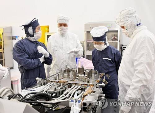 ASML서 반도체 장비 점검하는 이재용 삼성전자 회장[출처: 연합뉴스 자료사진]