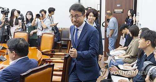 원내대책회의 입장하는 한병도 당 대표 직무대행(서울=연합뉴스) 황광모 기자 = 더불어민주당 한병도 당 대표 직무대행 겸 원내대표가 14일 비공개 최고위원회의를 마친 직후 열린 원내대책회의에 입장하고 있다. 2026.7.14 hkmpooh@yna.co.kr