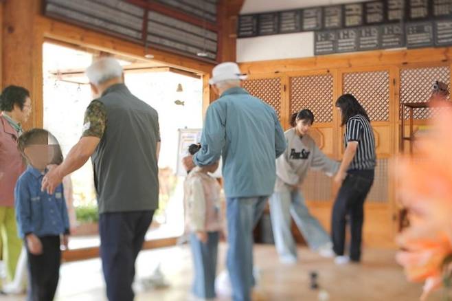 In Episode 4 of KBS2s Welcome to Soo-geuns School, various episodes unfold as Principal Lee Soo-geun and the teaching staff prepare for the school festival. While preparing for a joint birthday party, Lee Soo-geun took charge of the situation by personally encouraging the production crew to help Lee Mi-ju, who was struggling to blow up balloons.This episode depicts the faculty and students working hard to prepare for the school festival. In particular, a special instructor was invited to help the students practice their couple line dance, and the faculty creates special memories together with the children.Additionally, humorous exchanges take place among the teachers as they decide who will be Seo-hyuns after-school companion, and the ranking of teachers chosen by Seo-hyun herself will be revealed, adding to the fun. The final semester event of Welcome to Soo-geuns School, hosted by Lee Soo-geun, Im Woo-il, and Lee Mi-ju, will air on the 16th at 9:55 p.m.