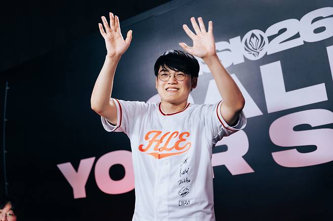 한화생명 ‘구마유시’ 이민형이 12일 대전 유성구 대전컨벤션센터(DCC)에서 열린 2026 MSI 브래킷 스테이지 결승전 승리 후 기뻐하고 하고 있다. 사진 | 라이엇 게임즈