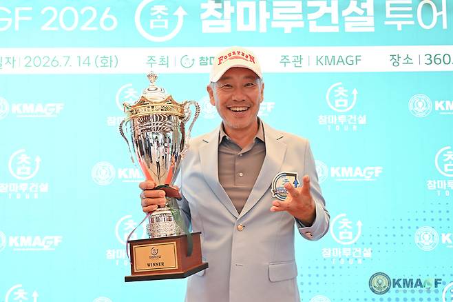 황대진이 14일 360도CC에서 열린 한국미드아마추어골프연맹 참마루건설투어 4차전 우승을 차지한 뒤 포즈를 취하고 있다. 사진 | KMAGF