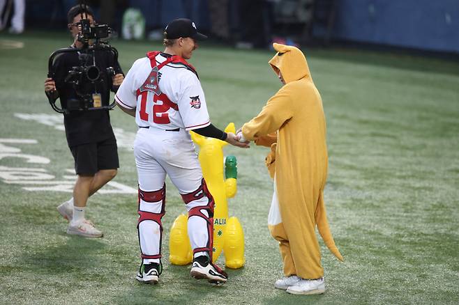 울산 웨일즈 알렉스 홀이 2026 KBO 퓨처스 올스타전에서 캥거루 콘셉트 퍼포먼스로 팬들을 즐겁게 했다. 사진 | 울산 웨일즈
