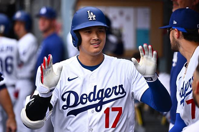 LA 다저스 오타니 쇼헤이가 지난 13일(한국시각) 다저스타디움에서 열린 애리조나 다이아몬드백스전에서 1회말 중월 솔로홈런을 터뜨리고 들어와 동료들의 환영을 받고 있다. Imagn Images연합뉴스