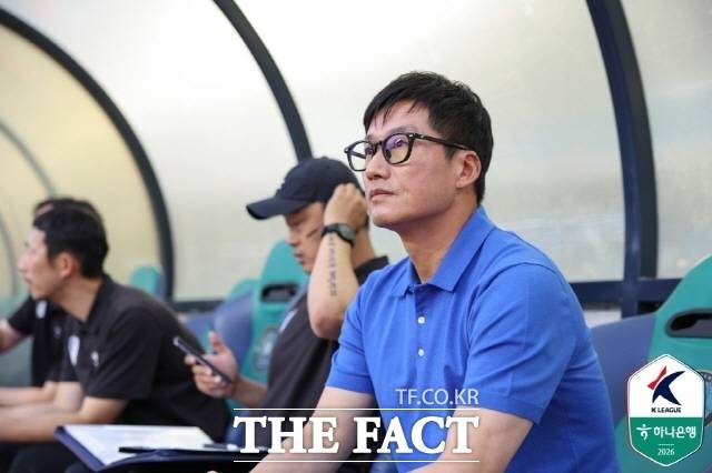 수원삼성 이정료 감독이 11일 안산 그리너스와의 K리그2 원정경기를 벤치에서 지켜보고 있다./안산=K리그