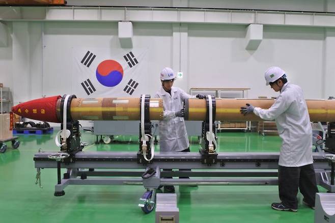 함대공유도탄-Ⅱ는 적 항공기나 순항미사일을 요격하는 유도무기로 언론에 공개되기는 이번이 처음이다. 사짅제공=LIG D&A