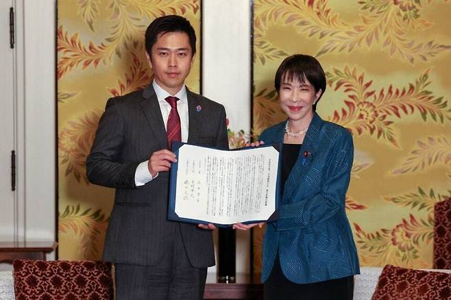 지난해 10월 당시 다카이치 사나에 자민당 총재와 요시무라 히로후미 일본유신회 대표가 두 당의 연립 합의문을 들어 보이고 있다. 로이터 연합뉴스