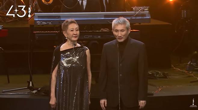 2025년 제43회 금상장 시상식에서 평생공로상을 받은 시남생(왼쪽), 서극 커플. 홍콩금상장 공식 유튜브 캡쳐.