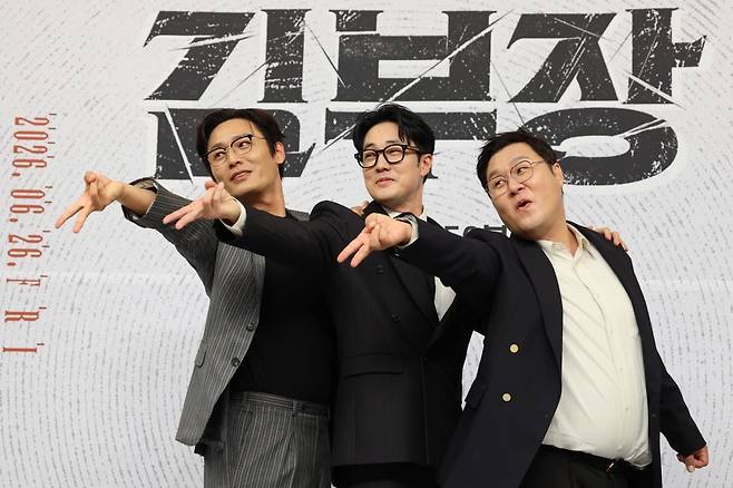 지난달 25일 서울 양천구 목동 SBS사옥에서 열린 드라마 '김부장' 제작발표회에서 배우 최대훈(왼쪽부터), 소지섭, 윤경호 등이 '거제 야호' 포즈로 사진을 찍고 있다. /사진출처. 연합뉴스.