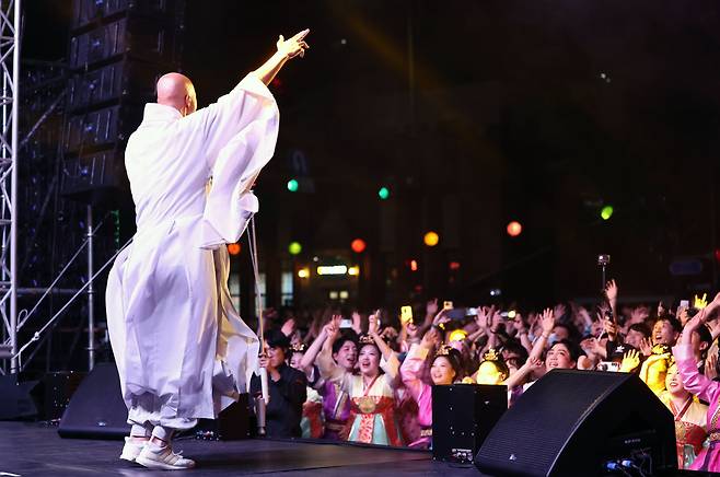 DJ NewJeansNim, the EDM-performing persona of comedian Yoon Sung-ho, performs on an outdoor stage in central Seoul on May 12, 2024. YONHAP