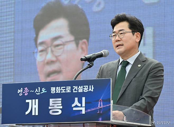 박찬대 인천시장이 14일 인천 옹진군 신도 쉼터공원에서 열린 ‘영종~신도 평화도로 건설공사 개통식’에서 기념사를 하고 있다. 조병석기자