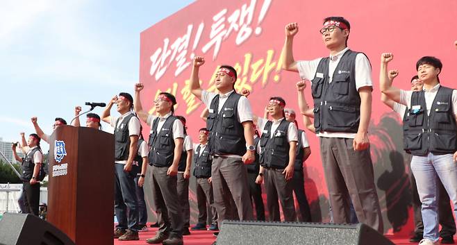 현대차 노조 조합원들이 30일 현대차 울산공장에서 2026년 단체교섭 투쟁 승리를 위한 중앙쟁의대책위원회 출범식 및 전 조합원 결의대회를 하고 있다. 2026.6.30/뉴스1  Copyright (C) 뉴스1. All rights reserved. 무단 전재 및 재배포,  AI학습 이용 금지. /울산=뉴스1