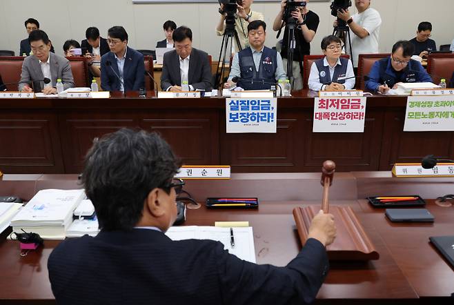 노사 간 입장 차가 여전한 가운데 공익위원들이 제시할 심의촉진구간에 이목이 쏠린다. 사진은 권순원 최저임금위원회 위원장이 제13차 전원회의에서 의사봉을 두드리고 있는 모습. /사진=뉴시스