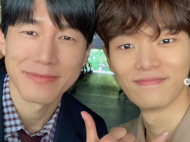 Actor Kim Do-geon, who delivered a passionate performance as Kim Gwang-su in the Netflix drama *True Education*, shared his daily life, revealing how he continues his acting career by working part-time cooking jobs during periods when he is not filming, alongside the shows popularity. Kim Do-geon shared his thoughts on working with Kim Moo-yeol on set and explained that the diverse experiences gained through these part-time jobs provide positive energy for his acting.Kim Do-geon expressed his gratitude for the positive reactions he has received since appearing in *True Education* through the YouTube channel *One Mic*. He specifically mentioned his connection with Kim Moo-yeol, recalling the enjoyable atmosphere of the filming process.He revealed that he currently works part-time cooking jobs at places like Chinese restaurants and wine bars during his free time. Kim Do-geon explained that this lifestyle goes beyond simply providing a livelihood; it is a great help to his acting studies as he observes people and gains new energy.Meanwhile, the Netflix drama *True Education* depicts the activities of the Teachers Rights Protection Bureau, established to rectify the collapsed state of the education system.