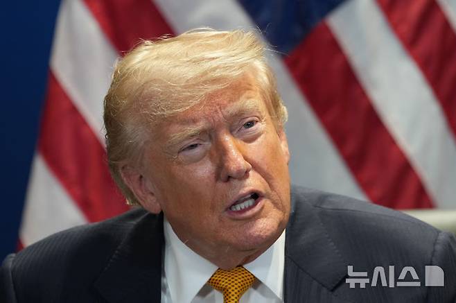 [앙카라=AP/뉴시스] 도널드 트럼프 미국 대통령이 예고한 대이란 해상봉쇄가 미 동부시간 14일 오후 4시(한국시간 15일 오전 5시)부터 시행된다. 미 중부사령부(CENTCOM)는 13일 엑스(X·옛 트위터)를 통해 도널드 트럼프 미국 대통령의 지시에 따라 이란 항구를 출입하는 해상 교통에 대한 봉쇄를 재개한다고 밝혔다. 사진은 트럼프 대통령이 지난 8일(현지시간) 나토 정상회의에서 볼로디미르 젤렌스키 우크라이나 대통령을 만난 모습. 2026.07.14.