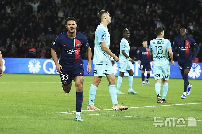 [파리=AP/뉴시스] 파리 생제르맹(PSG)의 워렌 자이르에메리가 프랑스 파리 파르크 데 프랭스에서 열린 2023-24 리그앙 11라운드 몽펠리에와의 경기 중 골을 넣었다. 2023.10.03.